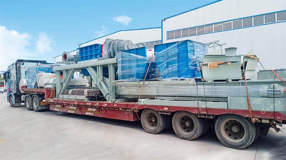 新疆萬(wàn)噸級風(fēng)電葉片資源化預處理產(chǎn)線(xiàn)發(fā)貨.jpg